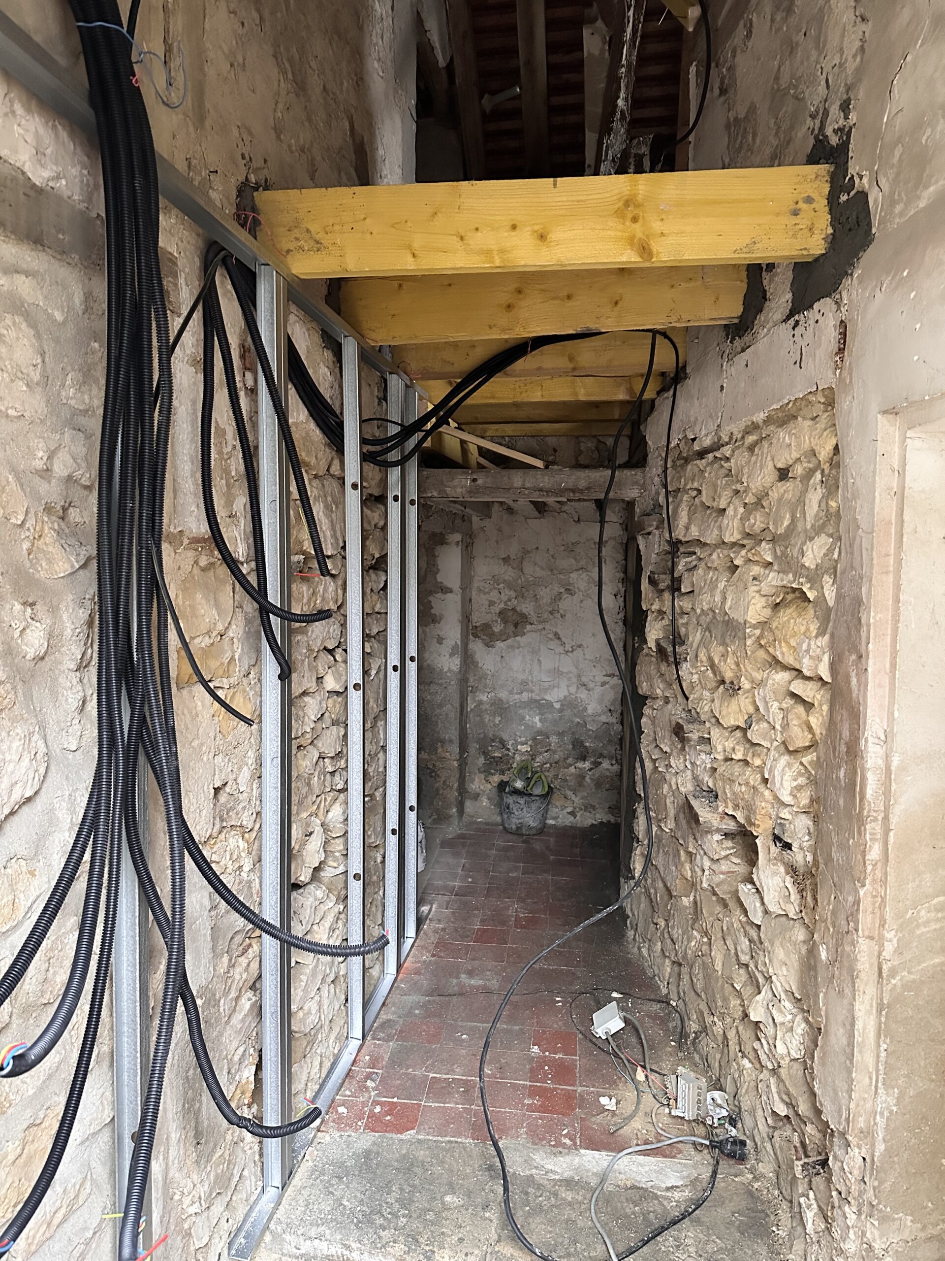 Futur espace WC au rdc et salle d'eau au R+1